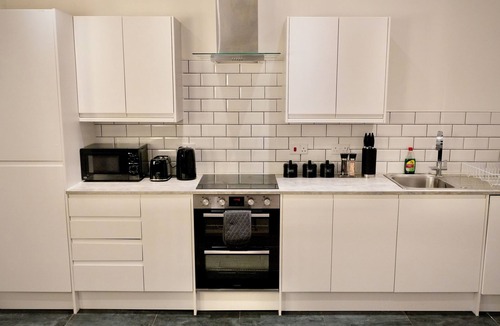 Newport Apartment | Spacious 4BR Apartment 7 Beds Near Station