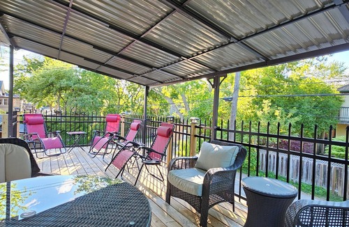 Peterborough House | Spacious 4BR Retreat w/King Loft Near Downtown PTBO & Hospital + Parking