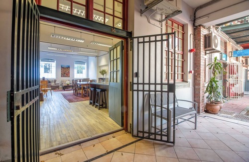 Cape Town City Centre Apartment | Spacious apartment with rooftop pool, walk to vibrant and trendy V&A Waterfront.