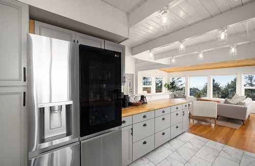 Neskowin House | Spacious Coastal Retreat Hot Tub Ocean View 3 King Bedrooms
