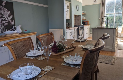 Leeds House | Spacious, Comfortable Georgian 4 brd Home, Headingly Stadium, Leeds Uni & Arena.