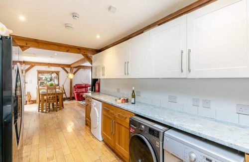 Hardwicke House | Spacious Gloucestershire Bungalow Retreat for Groups & Family Gatherings