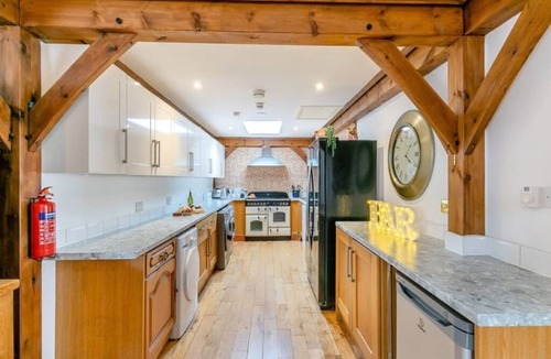 Hardwicke House | Spacious Gloucestershire Bungalow Retreat for Groups & Family Gatherings