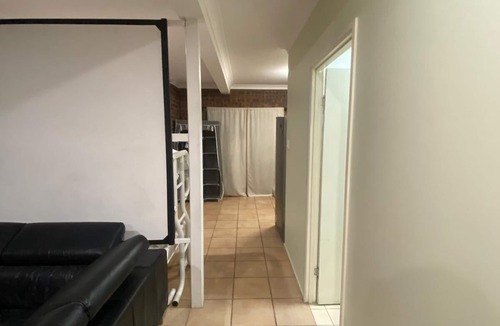 Cannonvale Apartment | Spacious granny flat on the ground floor, close to shops, restaurants, beaches