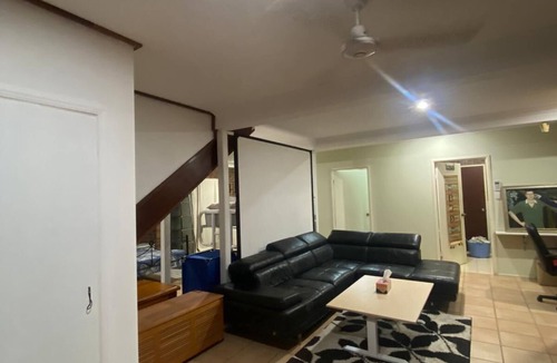 Cannonvale Apartment | Spacious granny flat on the ground floor, close to shops, restaurants, beaches