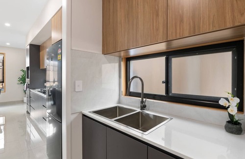 Pallara House | Spacious Modern 6BR Family Home in Pallara QLD