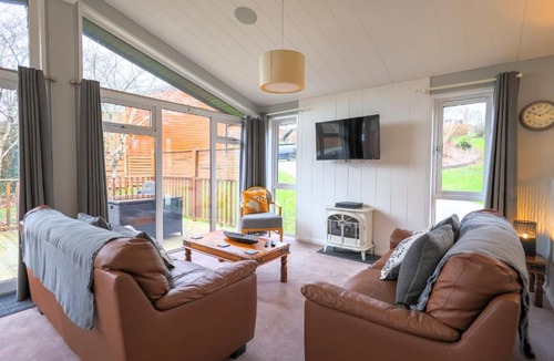 Liverton House | Spacious Oak Cabin with Hot Tub - Devon