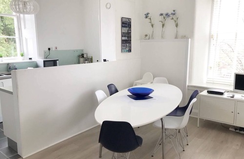 Bishopton Apartment | Spacious Upper Villa Apartment near Glasgow, close to Marr Hall & Ingliston