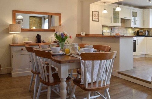 Bourton-on-the-Water Cottage | SPRING COTTAGE Family and Pet Friendly Cosy Cottage in the heart of the Village