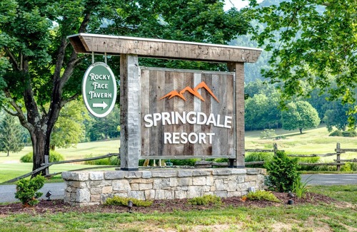 Canton Cottage | Springdale Treehouse Lodging 6