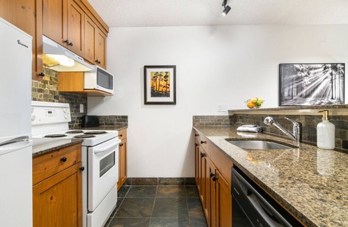 Whistler Village Bed & Breakfast | Steps from Whistler Gondola|Pool, Hot tub, Sauna|Free PRKNG|Ski/Bike Storage