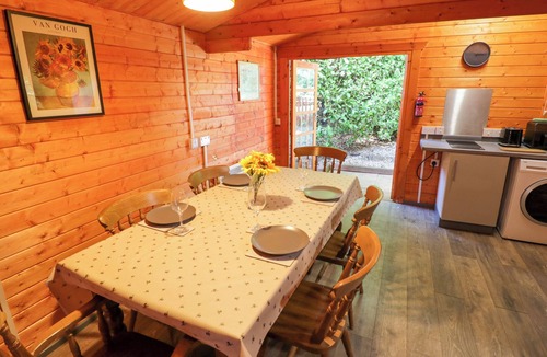 Mangotsfield Cottage | STUMPS CROSS LODGE, pet friendly, with a garden in Winchcombe