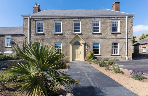St Issey House | Stunning 26 person Manor, with hot tub & outdoor social area