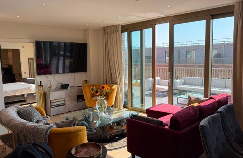 Tollcross Apartment | Stunning and central three bedroom Penthouse with roof terrace
