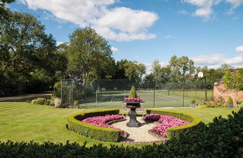 Broadway House | Stunning home with heated pool, hot tub, tennis court for 10 guests