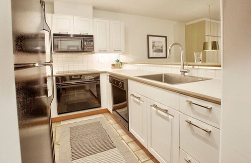 Nordic Estates Villa | Stylish 1.5 BR:Sleeps 4,Hot Tub,Pool,Patio,Free Parking &5 mins. Drive to Village!