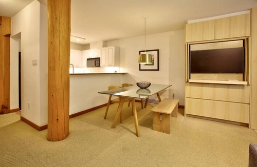 Nordic Estates Villa | Stylish 1.5 BR:Sleeps 4,Hot Tub,Pool,Patio,Free Parking &5 mins. Drive to Village!