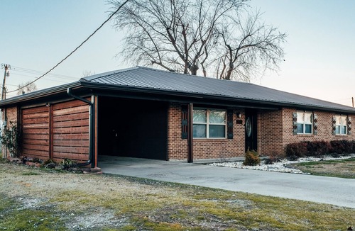 Springdale House | Stylish and funky, minutes away from everything NWA has to offer!