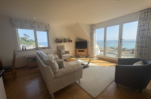 Seaton Apartment | Stylish Seaside Townhouse with 2 Bedrooms & Panoramic Sea Views