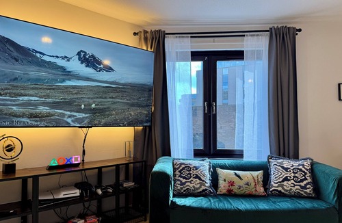 Pleasance Apartment | Stylish & Spacious City-Centre Flat | Prime Location, PS5, Netflix, Dining Space