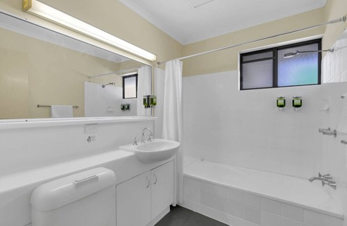 Mount Ommaney Bed & Breakfast | Suite with Kitchen, WiFi & Easy Access to Motorway
