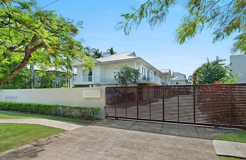 Noosaville Apartment | Sunny 2 bedroom 1 bathroom, north facing balcony free use bikes & kayaks & wifi