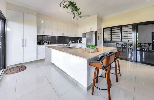 Stuart Park House | Sunsets & City Skyline Views with Pool
