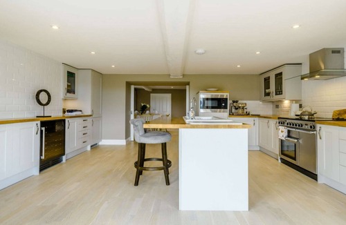 Broadway Cottage | Superb, expansive 5 bedroom former farm house in Broadway - The Farmhouse