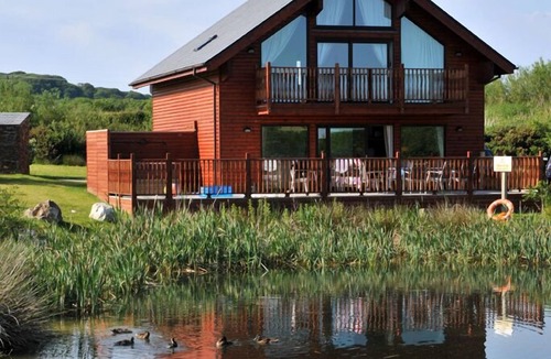 Winnard's Perch Ski Chalet | Swallow Lodge with Hot Tub, dog friendly sleeps 8, Great resort Facilities!