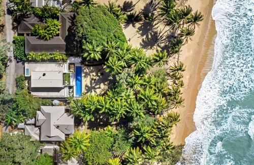 Mowbray House | Tenterfield on Oak is the serene tropical beachfront retreat you have been searching for!