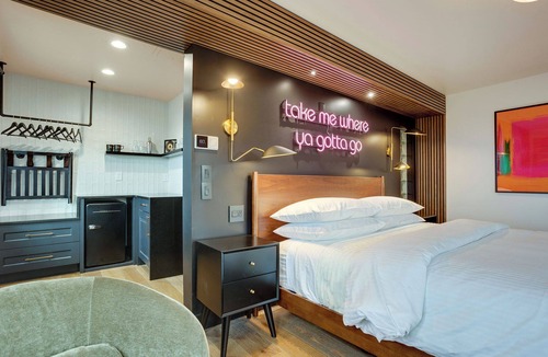 Newport Hotel | The Berry @ The Louie Boutique Motel, Walk to Everything! Dog Friendly!