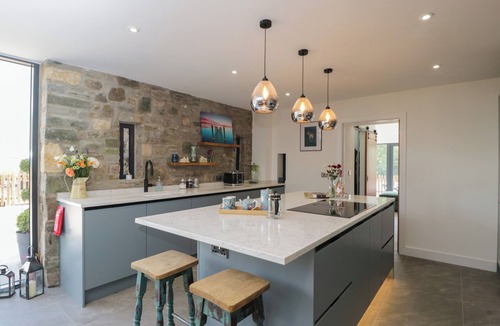 Blaisdon Cottage | THE HAY BARN, pet friendly, with hot tub in Huntley
