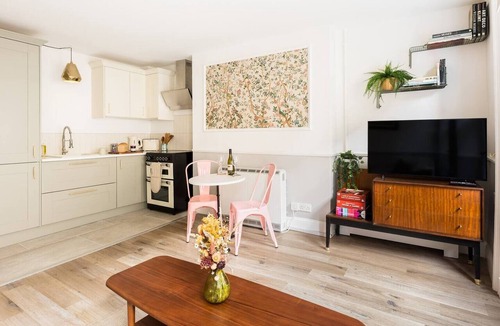 Cirencester Apartment | The Nook above the Bookshop - Pass the Keys