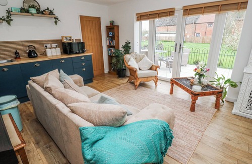 West Cowick Cottage | THE RETREAT, romantic, with a garden in Snaith