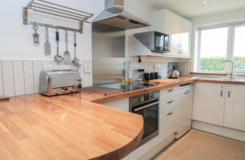 Worton Cottage | THE WEST WING, romantic, with a garden in Potterne