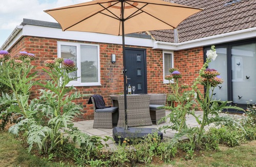 Worton Cottage | THE WEST WING, romantic, with a garden in Potterne