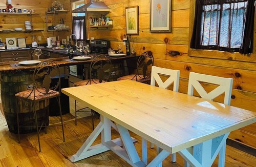 Foxfire Estates Cabin | Trailwalker, A Tranquil One Bedroom Nature Retreat, 10 min to town. Pet Friendly