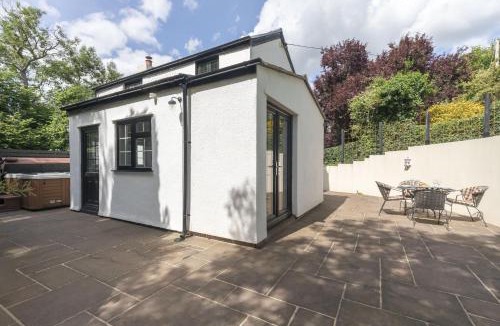 Abergavenny House | Tranquil Cottage with Hot Tub Close to Offa's Dyke