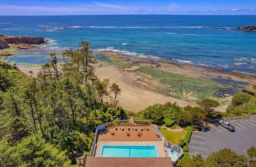 Otter Rock Apartment | Tranquil Forest-View Studio with Kitchen