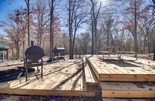 Gentry Cabin | Tranquil Ozarks Studio Retreat with Woodland Views, Near Fishing, Hiking & Gentry, AR