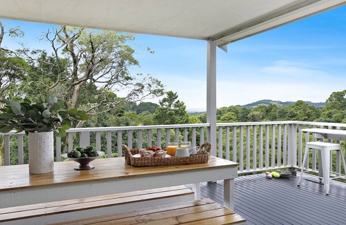 Robertson House | Tree-Scape Retreat – a serene oasis featuring breathtaking views, pet friendly accommodation
