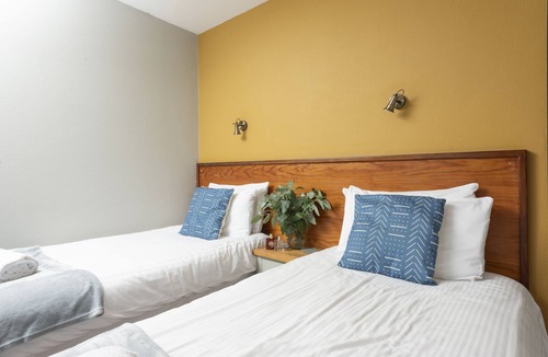 Redruth Hotel | Tricky's at Tolgus Inn, Redruth - Twin Room - Pet Friendly - Free WiFi & Parking