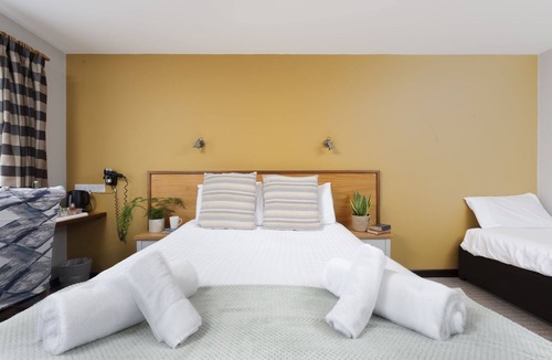 Redruth Hotel | Tricky's @ Tolgus, Redruth - Family Room -Free Wifi & Parking - Accessible Room