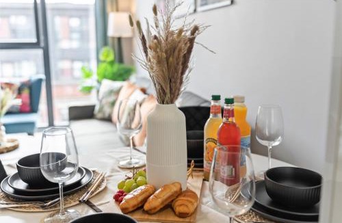 Bordesley Apartment | Tropical Suite - 2 Bed 2 Bath City Centre Netflix Games - Exclusive Weekly and Monthly DEALS - Raozee Homes