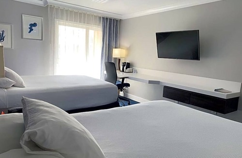 Old Towne Hotel | Two Queen Jacuzzi Balcony Retreat with Free Breakfast Near Beach and Pier