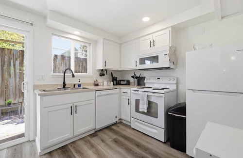 Friendly Apartment | U Oregon | King & Queen Beds | Patio & Deck