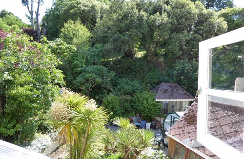 Portreath Apartment | Unique, 4 min walk Beach~Pubs~Shops:Htd Pool,Hot tub, Garden,BBQ WiFi, Parking,7
