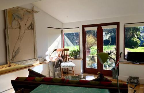 Pewsey Apartment | Unique Artists studio with a private garden.