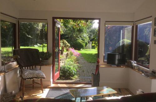 Pewsey Apartment | Unique Artists studio with a private garden.
