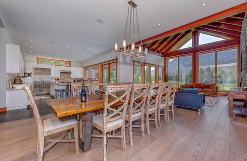Whistler House | Unique Luxury Home, Just 5 Min from Whistler Village & Ski Lifts